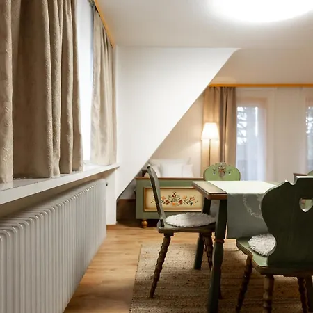 Szálloda Zum See, *