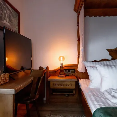 Szálloda Zum See, *