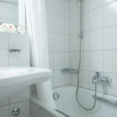 Zum See, Hotel *